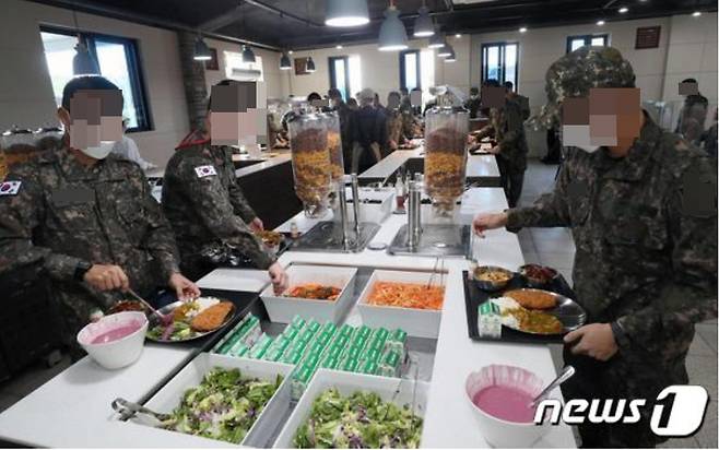 군부대 자율배식 모습. (국방일보 제공) (사진은 기사 내용과 무관함) © News1