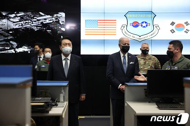 윤석열 대통령(왼쪽 앞)과 조 바이든 미국 대통령(오른쪽에서 세번째). (대통령실사진기자단) 2022.5.22/뉴스1 © News1 안은나 기자