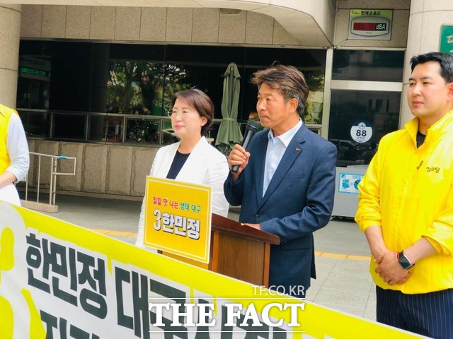 정의당 여영국 대표가 대구시청 앞에서 한민정 후보 지지를 호소했다. 좌측부터 정의당 한민정 대구시장 후보, 정의당 여영국 대표 / 대구 = 박성원 기자