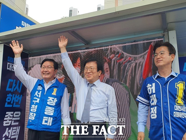 박벙석 전 국회의장(사진 가운데)이 30일 대전 서구 한민시장 인근에서 열린 유세에서 시민들에게 인사를 하고 있다. / 대전 = 김성서 기자