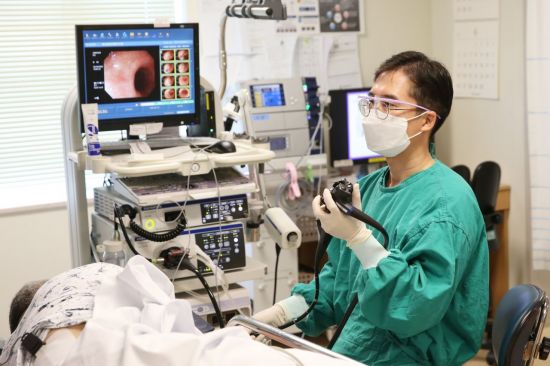 서울아산병원 소화기내과 안지용 교수가 위 내시경 시술로 조기 위암 환자를 치료하고 있다.