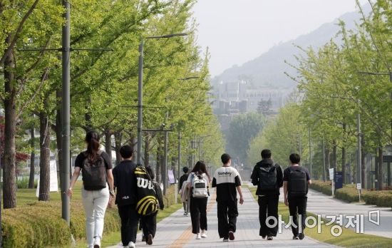 23일 서울 서대문구 연세대학교에서 학생들이 5월의 푸른 캠퍼스를 걷고 있다. 기상청은 이날 전국이 대체로 맑은 가운데 최고 체감온도가 31도 이상으로 오르는 등 여름 날씨를 보일 것으로 예보했다. 미세먼지는 전국 대부분 권역에서 '보통' 수준을 보이겠다./김현민 기자 kimhyun81@