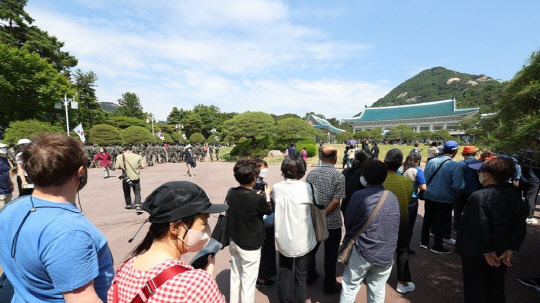 청와대 본관 및 관저 건물이 일반에 공개된 지난 26일 시민들이 청와대 본관 입장 순서를 기다리고 있다.<연합뉴스>