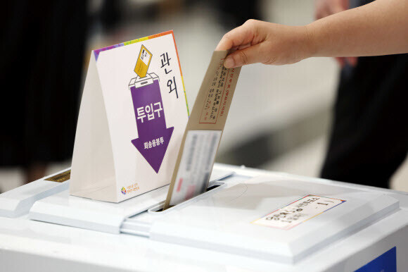 제8회 전국동시지방선거 사전투표 첫날인 27일 오후 서울 영등포아트홀에 마련된 사전투표소에서 시민들이 투표를 하고 있다. 연합뉴스