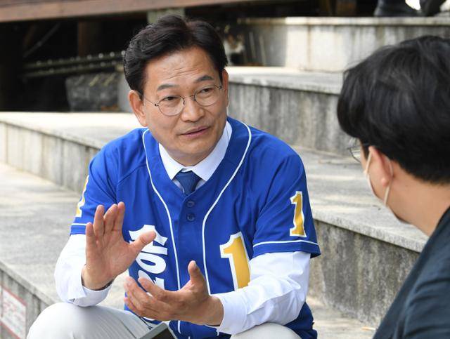 송영길 더불어민주당 서울시장 후보가 29일 오전 서울 강북구에서 한국일보와 인터뷰를 하고 있다. 배우한 기자