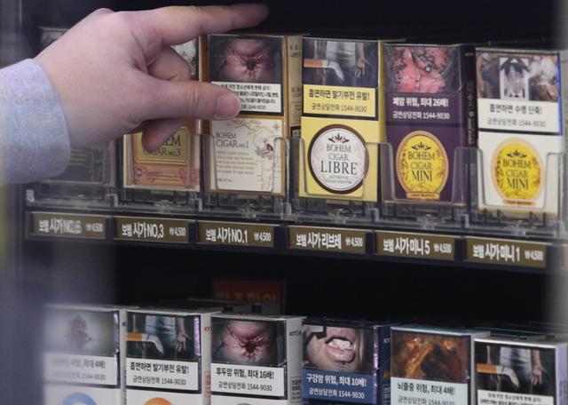 지난달 14일 서울 시내 한 편의점에 담배 제품들이 진열돼 있다. 뉴스1