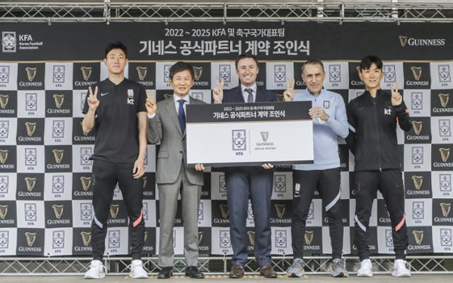 디아지오코리아와 한국 축구협회 및 축구국가대표팀이 30일 파주NFC에서 기네스 공식파트너 계약 조인식을 마치고 기념촬영을 하고 있다. 왼쪽부터 황의조, 정몽규 대한축구협회 회장, 댄 해밀턴 디아지오코리아 대표, 파울루 벤투 국가대표팀 감독, 황인범. 디아지오코리아 제공