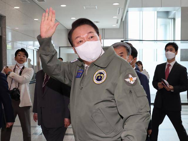 윤석열 대통령이 30일 오전 서울 용산 국방부·합참 청사를 찾아 손을 흔들며 이동하고 있다. 연합뉴스