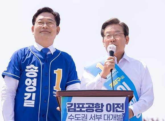 이재명 후보(우측)가 김포공항 이전을 공약하는 기자회견을 하고 있다. [사진=이재명 후보 페이스북 사진 캡쳐]