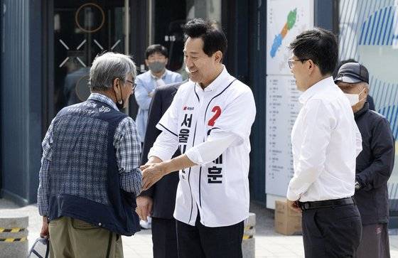 오세훈 국민희힘 서울시장 후보가 28일 오전 유세현장에서 지지자들과 인사하고 있다. 오 후보 오른쪽은 김병민 대변인. 김현동 기자