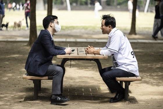 오세훈 국민의힘 서울시장 후보가 28일 오전 서울 성동구 서울숲 유세를 마치고 중앙일보와 인터뷰하고 있다. 김현동 기자