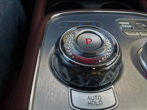 각도에 따라 반짝거리는 전자식 변속 다이얼은 고급 와인잔을 연상케 한다. 문희철 기자