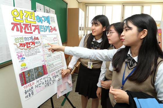 지난 2017년 고교학점제를 시행한 인천 신현고등학교에 학생들이 토론식 수업에 참여하고 있다. 장진영 기자