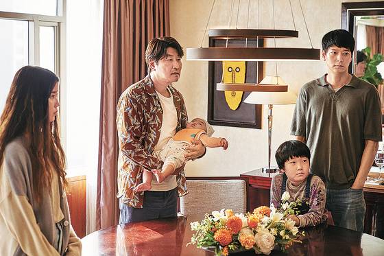 A still cut from the new film "Broker" [ILGAN SPORTS]