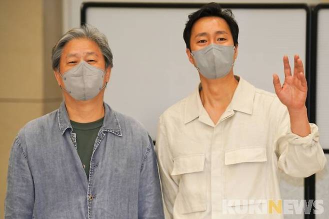 (왼쪽부터)박찬욱 감독과 배우 박해일이 30일 오후 인천국제공항 제2여객터미널에서 포토타임을 갖고 있다.