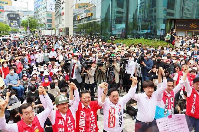 30일 국민의힘 이장우 대전시장 후보와 5개 구청장 후보가 이준석 당대표와 승리를 다짐하며 두 팔을 올렸다. 사진=이장우 캠프.&nbsp;