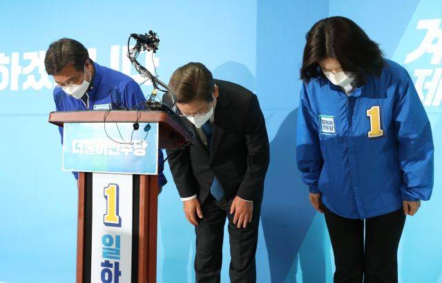 더불어민주당 이재명 인천계양을 국회의원 후보 겸 총괄선대위원장과 윤호중·박지현 공동상임선대위원장이 30일 기자회견에 앞서 인사하고 있다. 국회사진기자단