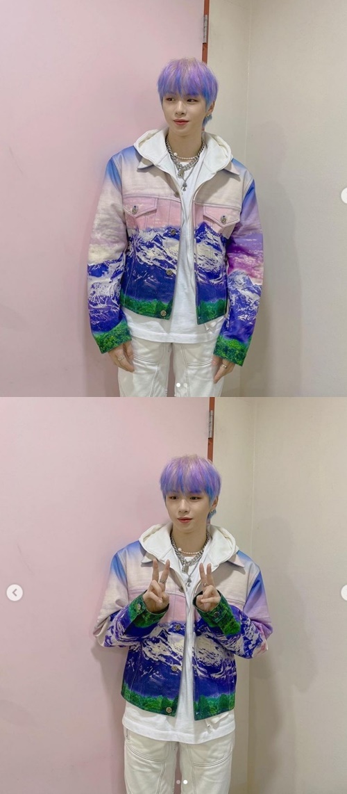 Singer Kang Daniel reveals warm visualsKang Daniel posted an article and a photo on his instagram on the morning of the 30th, A shy person.Inside the photo is a picture of Hair, which is painted in purple and blue.With his hip fashion, Kang Daniel has a swag-filled yet chic charm, and he has also created a mysterious atmosphere with dreamy hair.In another photo, he was seen wearing a V.With a slightly awkwardly stiff look, Kang Daniel added cuteness, as well as a solid Fijical that made fans feel hearty.Meanwhile, Kang Daniel made a comeback with his new song Upside Down on the 24th.