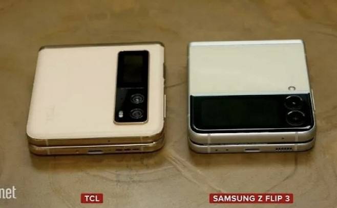 출시가 무기한 연기된 TCL 폴러블폰(왼쪽)과 삼성 갤럭시Z플립3. /사진출처=씨넷]