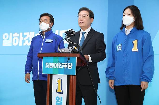 [서울=뉴시스] 국회사진기자단 = 더불어민주당 이재명 인천 계양을 국회의원 후보 겸 총괄선대위원장과 윤호중, 박지현 공동상임선대위원장이 30일 인천 계양구 이재명 국회의원 후보 캠프사무실에서 합동 기자회견을 하고 있다. 2022.05.30.