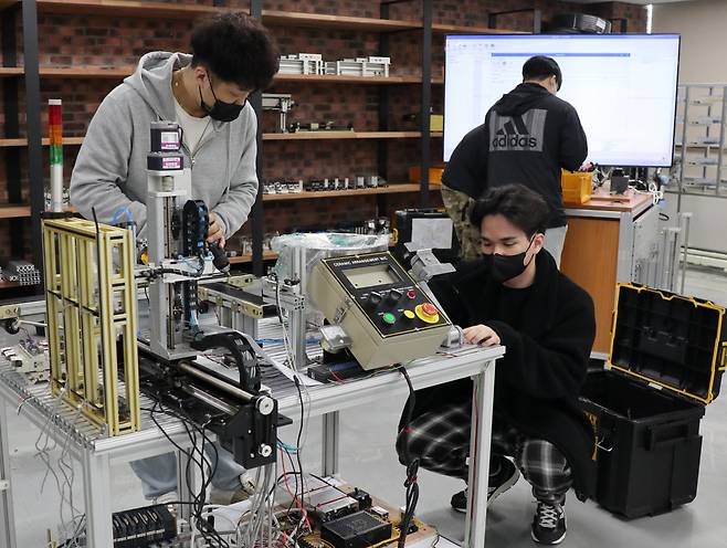 한국폴리텍대학 러닝팩토리는 학과·전공이라는 칸막이를 벗어나 다양한 기술, 다양한 공정 참여 경험을 산업현장과 동일하게 제공하는 통합 실습 교육환경이다. 사진은 27일 광주캠퍼스 스마트팩토리융합기술센터에서 프로젝트 작품을 제작하는 모습. [한국폴리텍대학 제공]