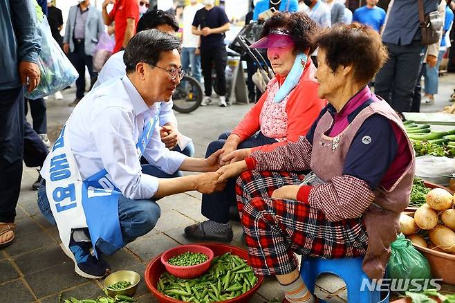 [이천=뉴시스] 국회사진기자단 = 더불어민주당 김동연 경기도지사 후보가 30일 경기 이천시 관고전통시장에서 지지를 호소하고 있다. 2022.05.30. photo@newsis.com