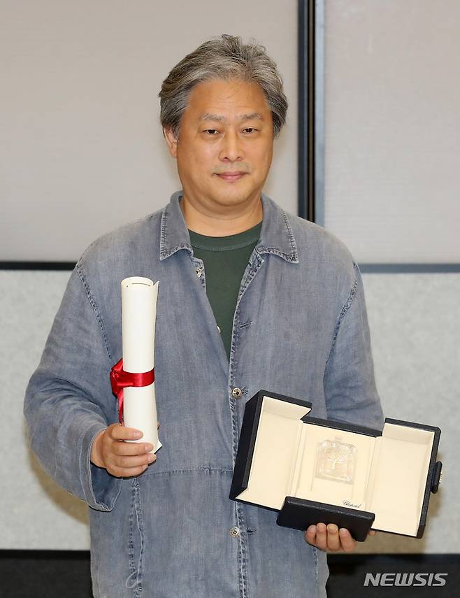 [인천공항=뉴시스] 이영환 기자 = 영화 '헤어질 결심'으로 칸 국제영화제 경쟁부문에서 감독상을 수상한 박찬욱 감독이 30일 오후 인천국제공항 제2여객터미널을 통해 귀국해 트로피를 들고 포즈를 취하고 있다. 2022.05.30. 20hwan@newsis.com