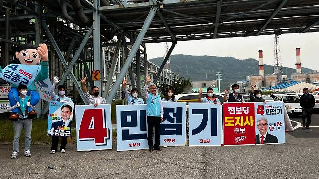 민점기 진보당 전남지사 후보가 여수산단에서 선거운동을 하고 있다. 진보당 전남도당