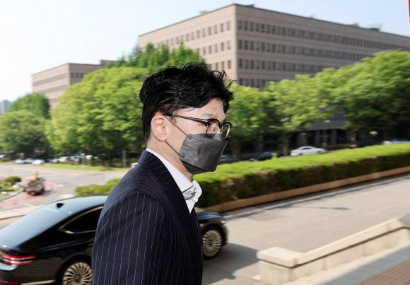 집무실 향하는 한동훈 법무장관 - 한동훈 법무부 장관이 25일 오전 정부과천청사 법무부로 출근해 집무실로 향하고 있다. 법무부는 전날 공직자 인사 검증 기능을 법무부 장관으로 위임하는 동시에, 검사를 포함한 인력을 증원하는 내용을 담은 시행규칙 개정령(안)을 입법예고했다. 2022.5.25 연합뉴스