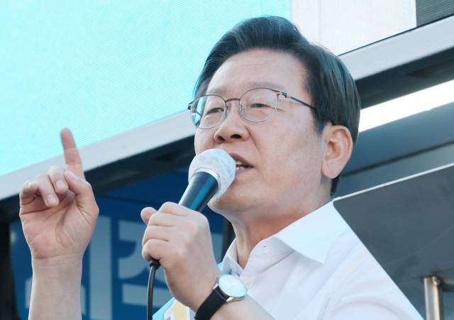 이재명 더불어민주당 인천계양을 국회의원 후보 겸 총괄선대위원장이 26일 오후 인천 부평구 부평역 앞에서 열린 집중유세에서 지지를 호소하고 있다. 연합뉴스