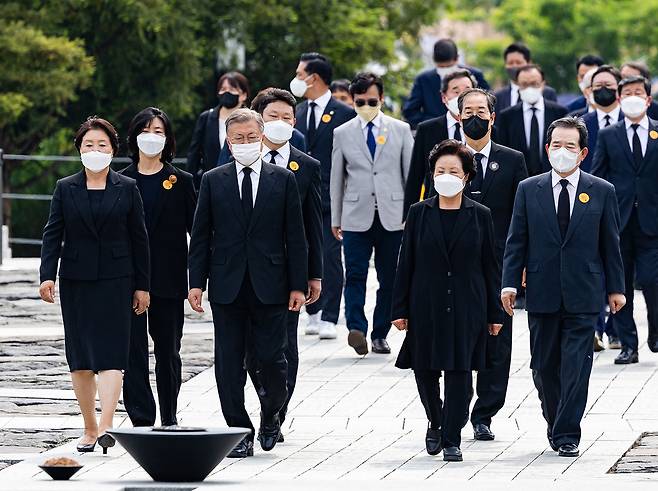참배를 위해 노무현 전 대통령 묘역으로 이동하는 김정숙 여사와 문재인 전 대통령, 권양숙 여사·정세균 노무현재단 이사장(맨 왼쪽부터). ⓒ사진공동취재단