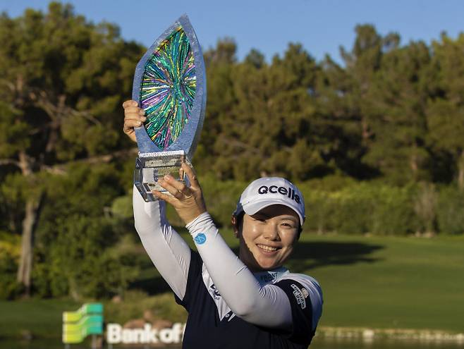 지은희가 30일 미국 네바다주 라스베이거스 섀도우 크리크 골프장에서 열린 LPGA 투어 뱅크오브호프 매치플레이 결승에서 신인 후루에 아야카를 꺾고 우승한 뒤 트로피를 치켜들며 활짝 웃고 있다. 라스베이거스｜AP연합뉴스