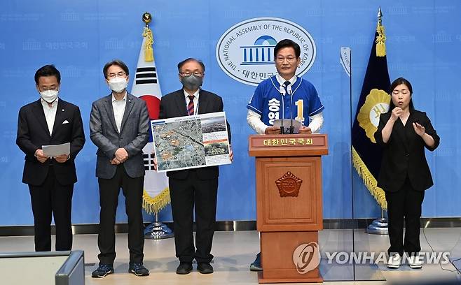 송영길, 김포공항 이전 후 첨단신도시 조성안 발표 (서울=연합뉴스) 이정훈 기자 = 더불어민주당 송영길 서울시장 후보가 30일 오전 국회 소통관에서 서부 대개발 정책 기자회견을 열고 김포공항부지 첨단신도시 조성안 등을 발표하고 있다. 2022.5.30 [국회사진기자단] uwg806@yna.co.kr
