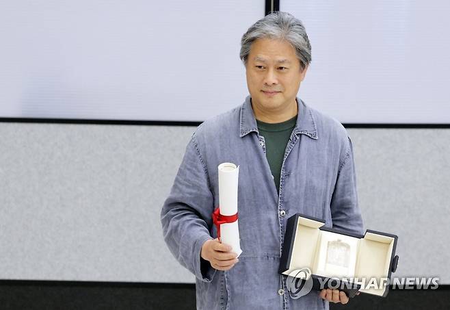 칸국제영화제 감독상 수상한 박찬욱 감독 (영종도=연합뉴스) 한종찬 기자 = 칸국제영화제에서 감독상을 수상한 박찬욱 감독이 30일 오후 인천국제공항을 통해 귀국, 트로피를 들고 포즈를 취하고 있다. 박찬욱 감독은 '헤어질 결심'으로 한국 감독으로는 두 번째이자 자신의 첫 번째 감독상 트로피를 거머쥐었다. 2022.5.30 saba@yna.co.kr