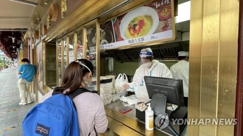 코로나 봉쇄 속 문 연 상하이의 음식점 [촬영 차대운]