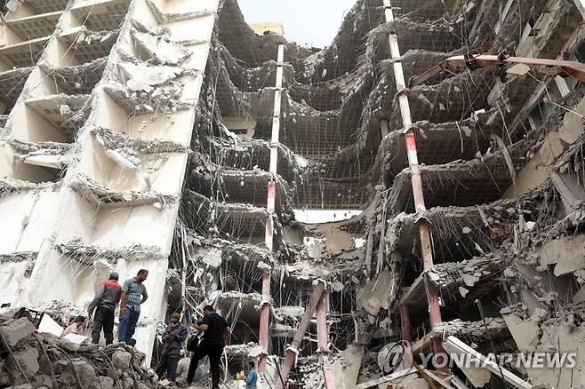 이란 후제스탄주 건물 붕괴 사고 [EPA 연합뉴스 자료사진. 재판매 및 DB 금지]
