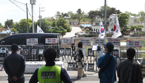 15일 오전 경남 양산시 하북면 평산마을 문재인 전 대통령 내외 사저 일대에 코로나19 백신 피해자 모임 집회가 열리고 있다. (사진=연합뉴스)