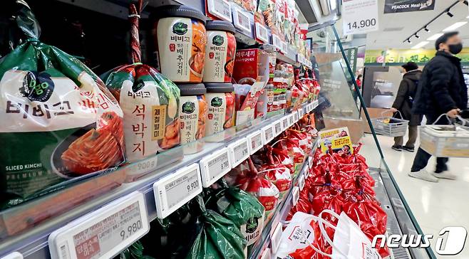서울시에 위치한 한 마트 식품 코너에 포장김치가 진열돼 있다. 2022.3.1/뉴스1 © News1 장수영 기자