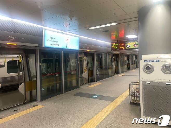 31일 서울 메트로 9호선 김포공항 방면 마지막 급행 열차가 김포공항역에 도착한 모습이다. © 뉴스1 구진욱 기자