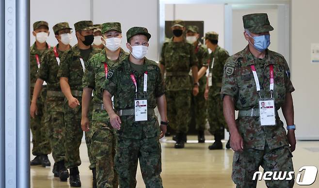 도쿄 메인 프레스센터(MPC)에서 일본 자위대 대원들이 이동을 하고 있다. 2021.7.18/뉴스1 © News1 송원영 기자