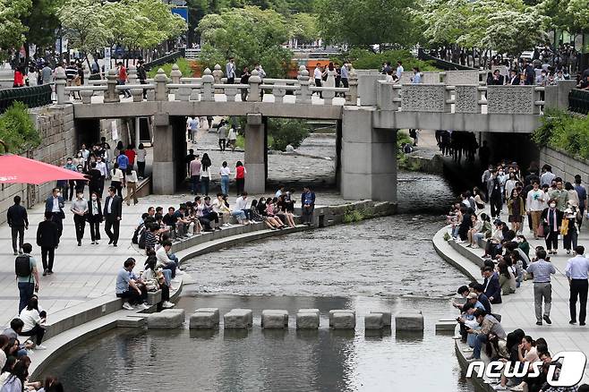 5월13일 오후 서울 청계천이 점심시간을 맞이해 산책하는 시민들로 붐비고 있다. 2022.5.13/뉴스1 © News1 박세연 기자