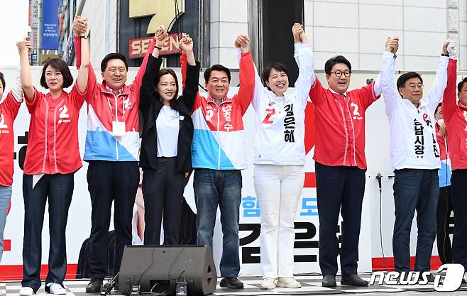 김은혜 국민의힘 경기도지사 후보(오른쪽에서 세 번째)가 31일 경기도 성남시 분당구 야탑역 앞에서 열린 국민의힘 중앙선대위 경기도 총집결 필승 유세에서 당 지도부와 손을 잡고 만세를 하고 있다. 왼쪽부터 배현진 최고위원, 김기현 공동선거대책위원장, 차유람 문화체육특보, 안철수 성남 분당갑 국회의원 후보, 김 후보, 권성동 원내대표, 신상진 성남시장 후보. 2022.5.31/뉴스1 © News1 국회사진취재단