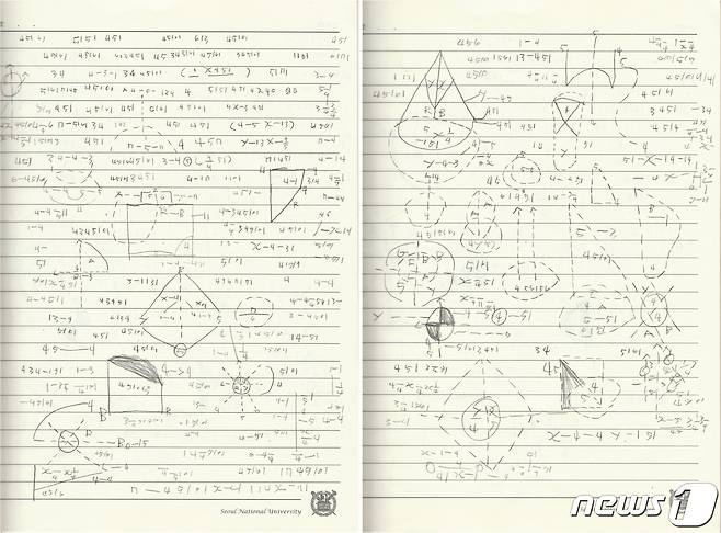 김현우 작가가 고등학교 재학 시절 수학 수업 시간에 작성한 노트 중 하나. 김 작가는 이런 노트를 수십 권을 빼곡히 채워 완성했다. (김현우 작가 측 제공) © 뉴스1