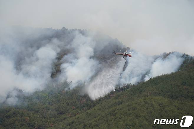 31일 오후 경남 밀양시 부북면 춘화리에서 발생한 산불을 산림청 산불진화헬기가 물을 뿌리며 진화하고 있다. (산림청 제공) 2022.5.31/뉴스1