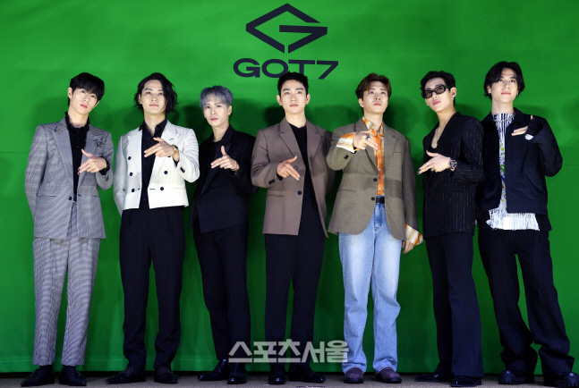 그룹 갓세븐(GOT7) 마크, JAY B, 잭슨, 진영, 영재, 뱀뱀, 유겸(왼쪽부터)이 23일 서울 강남구 보코서울강남에서 열린 새 미니앨범 ‘GOT7’ 미디어 쇼케이스에서 포토타임을 갖고 있다.새 앨범 ‘GOT7’은 자신이 누구인지 무엇인지 잊지 않기 위해, 기다려 준 사람들을 위해, 함께 해주는 모든 분들을 위해 갓세븐의 진심을 담아낸 앨범이다. 2022. 5. 23.최승섭기자 thunder@sportsseoul.com