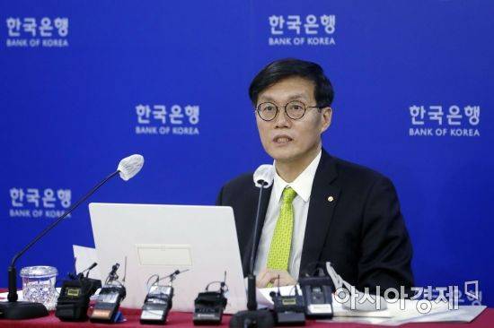 이창용 한국은행 총재가 26일 서울 중구 한국은행에서 열린 기자간담회에서 기준금리 인상 등을 설명하고 있다./사진공동취재단