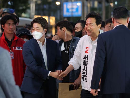 오세훈 국민의힘 서울시장 후보와 이준석 대표가 6·1 지방선거 공식 선거운동 마지막 날인 31일 저녁 서울 중구 청계광장에서 열린 유세에서 인사하고 있다. 2022.5.31 [국회사진기자단] [이미지출처=연합뉴스]