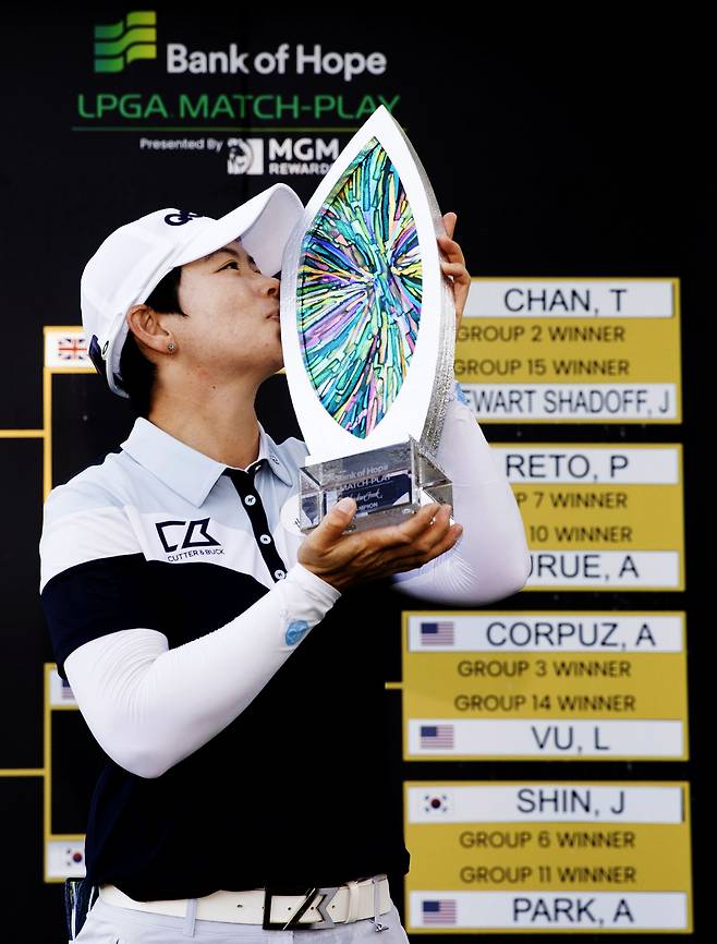 미국 여자프로골프(LPGA)투어 한국인 선수 지은희(36)가 29일(현지시간) 라스베이거스 섀도 크리크 골프클럽에서 열린 '뱅크 오브 호프 매치플레이'(Bank of Hope LPGA Match-Play)에서 우승한 뒤 트로피에 입을 맞추고 있다. 지은희는 결승전에서 일본 후루에 아야카(22)를 3홀 차로 제치고 우승, LPGA 한국인 최고령 우승과 함께 통산 6승을 달성했다. / AP 연합뉴스