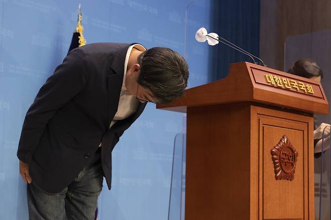 김동연 민주당 후보가 31일 국회에서 기자회견을 열고 인사하고 있다. /국회사진기자단