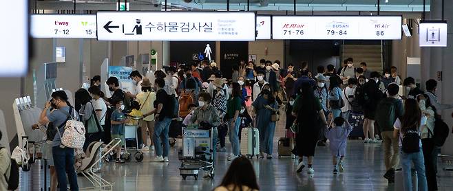 지난 30일 김포공항 국내선청사에서 시민들이 탑승수속을 하고 있다. /뉴스1